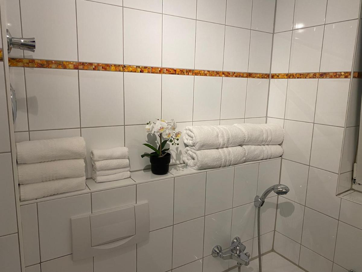 3 Zimmer Apartment In S-Bahn Naehe, 76 Qm, Max 5 Pers, 30Qm Dachterasse, Garage, Internet 1000 Mbit Gaertringen Exterior photo
